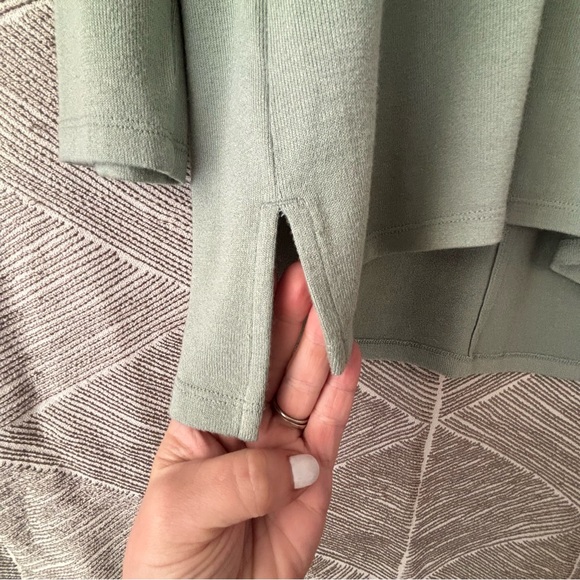 Banana Republic Long Sleeve V-neck Sweater - Picture 2 of 5